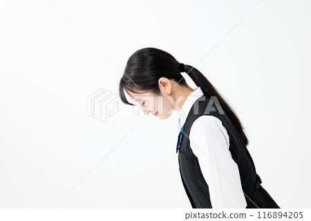 お辞儀をする女性 116894205