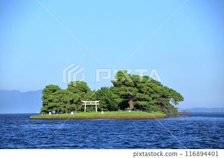 Lake Shinji and Yomegashima Island in summer, tourist attractions in Matsue City, Shimane Prefecture Lake Shinji and Yomegashima Island in summer, tourist attractions in Matsue City, Shimane Prefecture 116894401