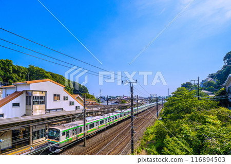 日本大磯市景觀，七月。 JR大磯車站和火車的景色（湘南橙色和綠色）= 2020年7月22日 116894503