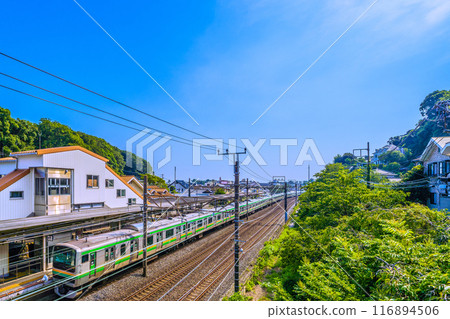 日本大磯市景觀，七月。 JR大磯車站和火車的景色（湘南橙色和綠色）= 2020年7月22日 116894506