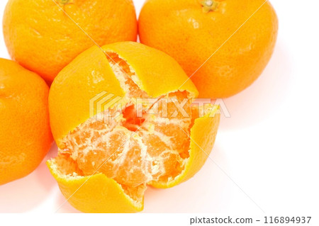 Aoshima mandarin oranges, Mikkabi mandarin oranges, peeled, white stripes, light background 116894937