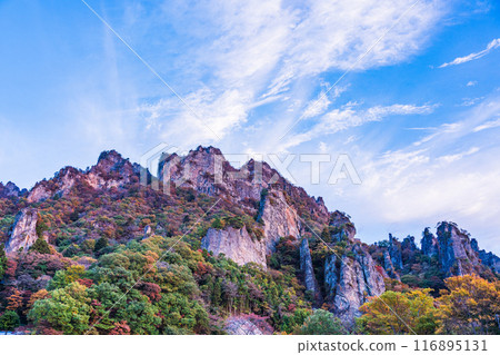 [Gunma Prefecture] Beautiful autumn foliage on Mt. Myogi and blue skies 116895131