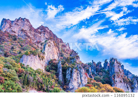 [Gunma Prefecture] Beautiful autumn foliage on Mt. Myogi and blue skies 116895132