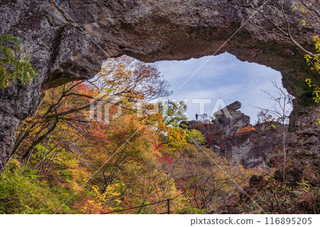 [Gunma Prefecture] Beautiful autumn foliage, view of the cannon rock and climbers from the fourth stone gate of Mt. Myogi 116895205