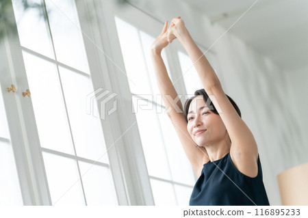 Middle female stretch 116895233