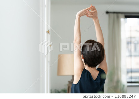 Middle female stretch 116895247