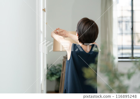 Middle female stretch 116895248