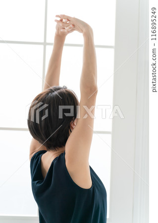 Middle female stretch 116895249