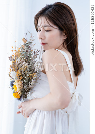 Young woman with a bouquet of dried flowers 116895425