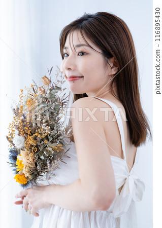 Young woman with a bouquet of dried flowers 116895430
