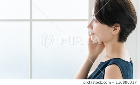 女人撫摸她的臉頰美麗 116896317
