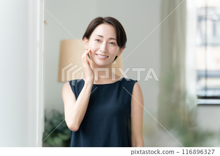 女人撫摸她的臉頰美麗 116896327