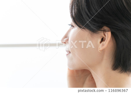 女人撫摸她的臉頰美麗 116896367