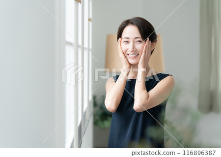 女人撫摸她的臉頰美麗 116896387