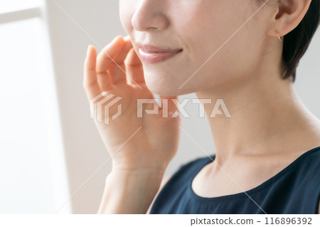 女人撫摸她的臉頰美麗 116896392