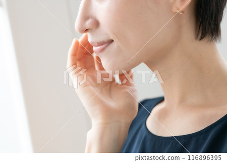 女人撫摸她的臉頰美麗 116896395