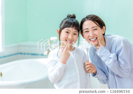 家長和孩子一起刷牙 116896550