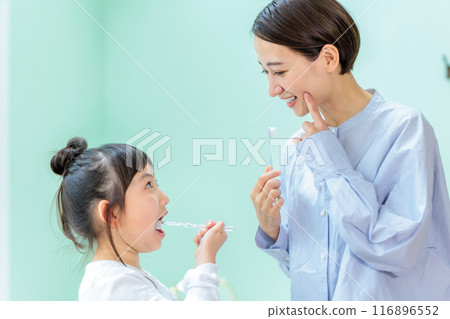 家長和孩子一起刷牙 116896552