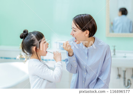 家長和孩子一起刷牙 家長和孩子一起刷牙 116896577