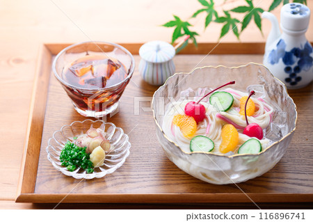 Hiyamugi (cold noodles) served in a transparent bowl 116896741
