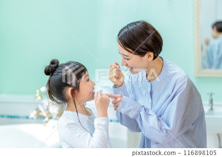 家長和孩子一起刷牙 116898105