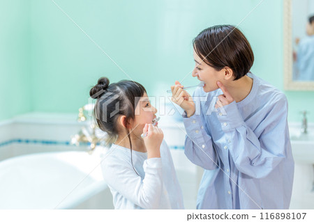 家長和孩子一起刷牙 116898107