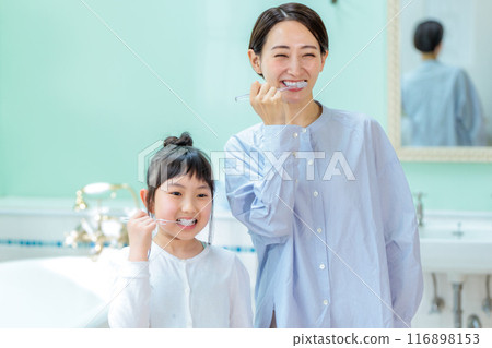 家長和孩子一起刷牙 116898153