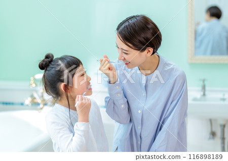 Parents and children brushing their teeth together 116898189
