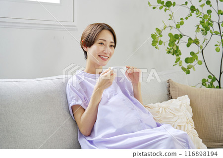 A pregnant woman with advanced pregnancy drinking decaffeinated coffee at home 116898194