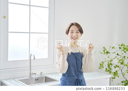 Woman posing for guts in the kitchen 116898233