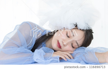 Young woman beauty make-up 116898713