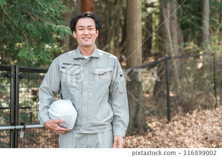 Forestry / Environmental protection / Men in work clothes at construction sites Forestry / Environmental protection / Men in work clothes at construction sites 116899002