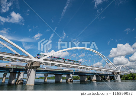 大阪單軌電車鐵橋和夏季淀川風景 116899082