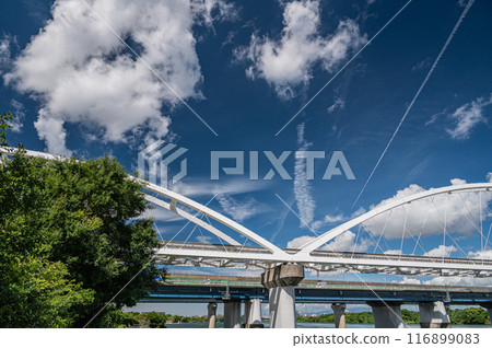 大阪單軌電車鐵橋與夏日天空風景 大阪單軌電車鐵橋與夏日天空風景 116899083