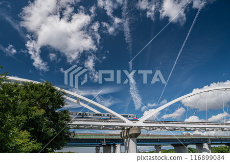 大阪單軌電車鐵橋與夏日天空風景 大阪單軌電車鐵橋與夏日天空風景 116899084
