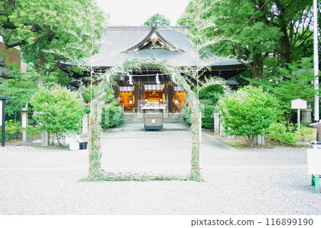 Passing through the straw ring in front of the worship hall at Wakamiya Hachiman Shrine Passing through the straw ring in front of the worship hall at Wakamiya Hachiman Shrine 116899190