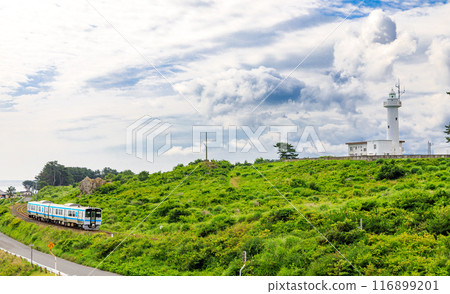 A JR Hachinohe Line train running along the Tanesashi Coast in Aomori Prefecture 116899201