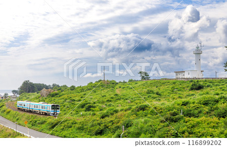 A JR Hachinohe Line train running along the Tanesashi Coast in Aomori Prefecture 116899202