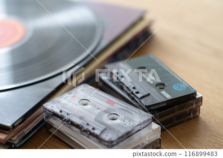 成堆的唱片套、黑膠唱片和卡帶 116899483