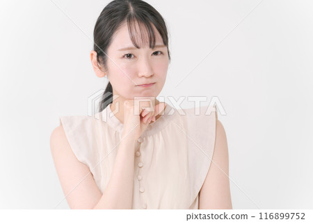 穿著裙子的年輕女子 116899752