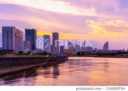 從象之花防波堤看到的橫濱港未來黃昏 116899784