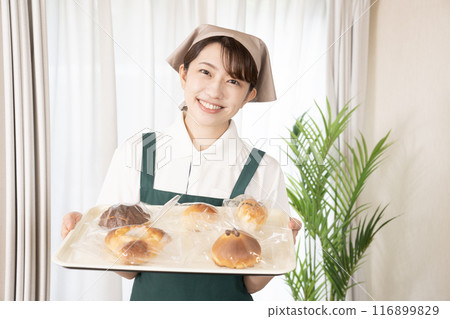 麵包店女員工新鮮出爐的麵包 116899829