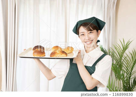 麵包店女員工新鮮出爐的麵包 116899830