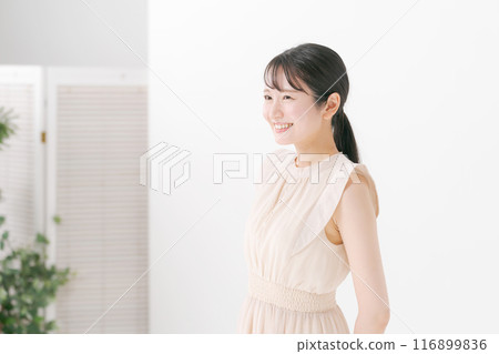 穿著裙子的年輕女子 116899836