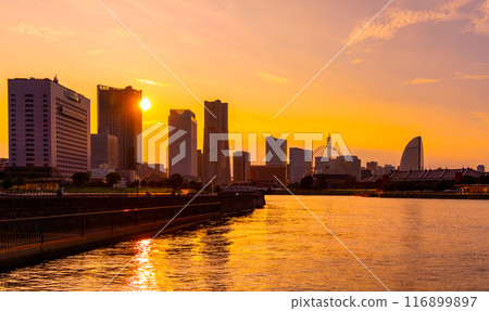 從象之花防波堤看到橫濱港未來的日落 116899897