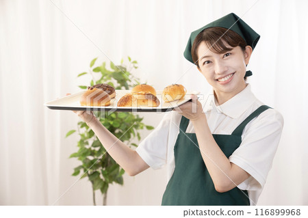 麵包店女員工新鮮出爐的麵包 麵包店女員工新鮮出爐的麵包 116899968