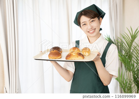 麵包店女員工新鮮出爐的麵包 麵包店女員工新鮮出爐的麵包 116899969