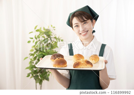 麵包店女員工新鮮出爐的麵包 麵包店女員工新鮮出爐的麵包 116899992