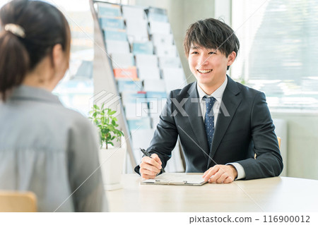 年輕的亞洲商人（汽車/保險）與女性客戶談判 116900012