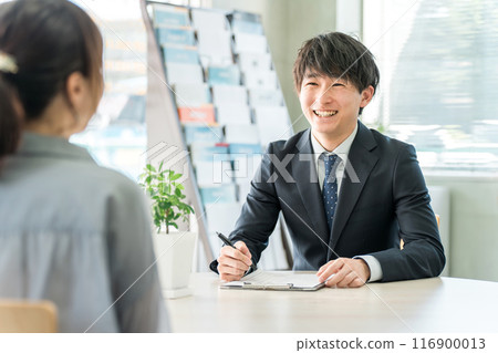 年輕的亞洲商人（汽車/保險）與女性客戶談判 116900013